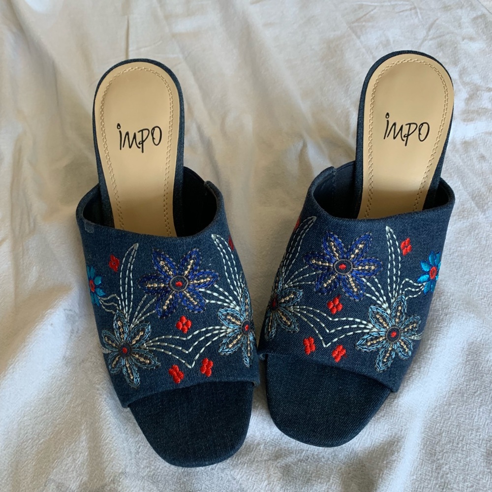 NWOT! 🌺 Denim Embroidered Mule Slides (size 7)